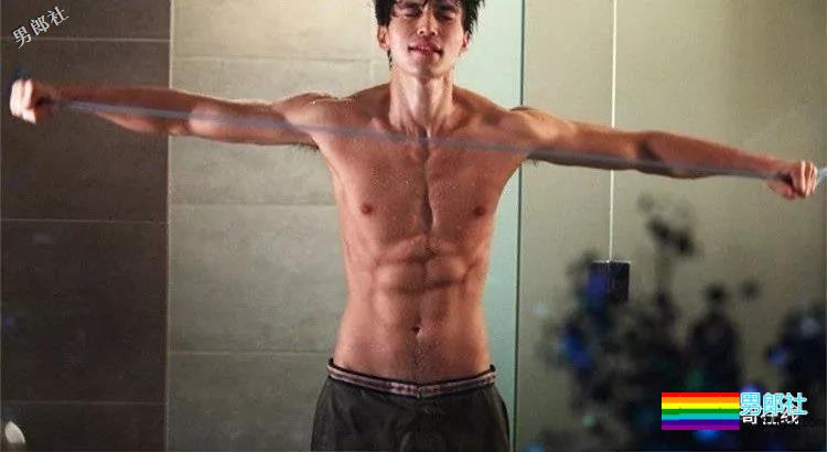 “冻龄男神”主动掀衣露腹肌人鱼线？他的洗澡戏才叫惊艳！ - 51虹马