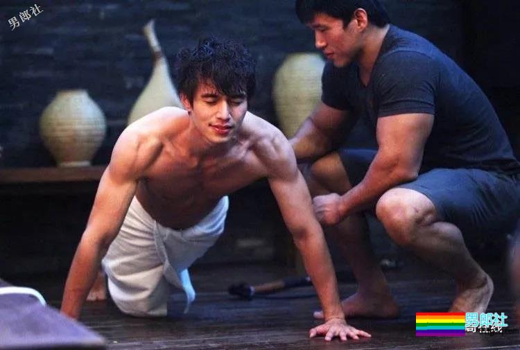 “冻龄男神”主动掀衣露腹肌人鱼线？他的洗澡戏才叫惊艳！ - 51虹马