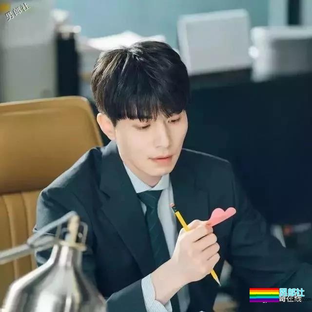 “冻龄男神”主动掀衣露腹肌人鱼线？他的洗澡戏才叫惊艳！ - 51虹马