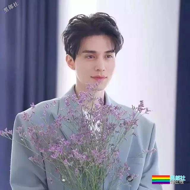 “冻龄男神”主动掀衣露腹肌人鱼线？他的洗澡戏才叫惊艳！ - 51虹马