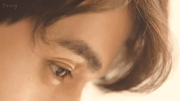 “冻龄男神”主动掀衣露腹肌人鱼线？他的洗澡戏才叫惊艳！ - 51虹马