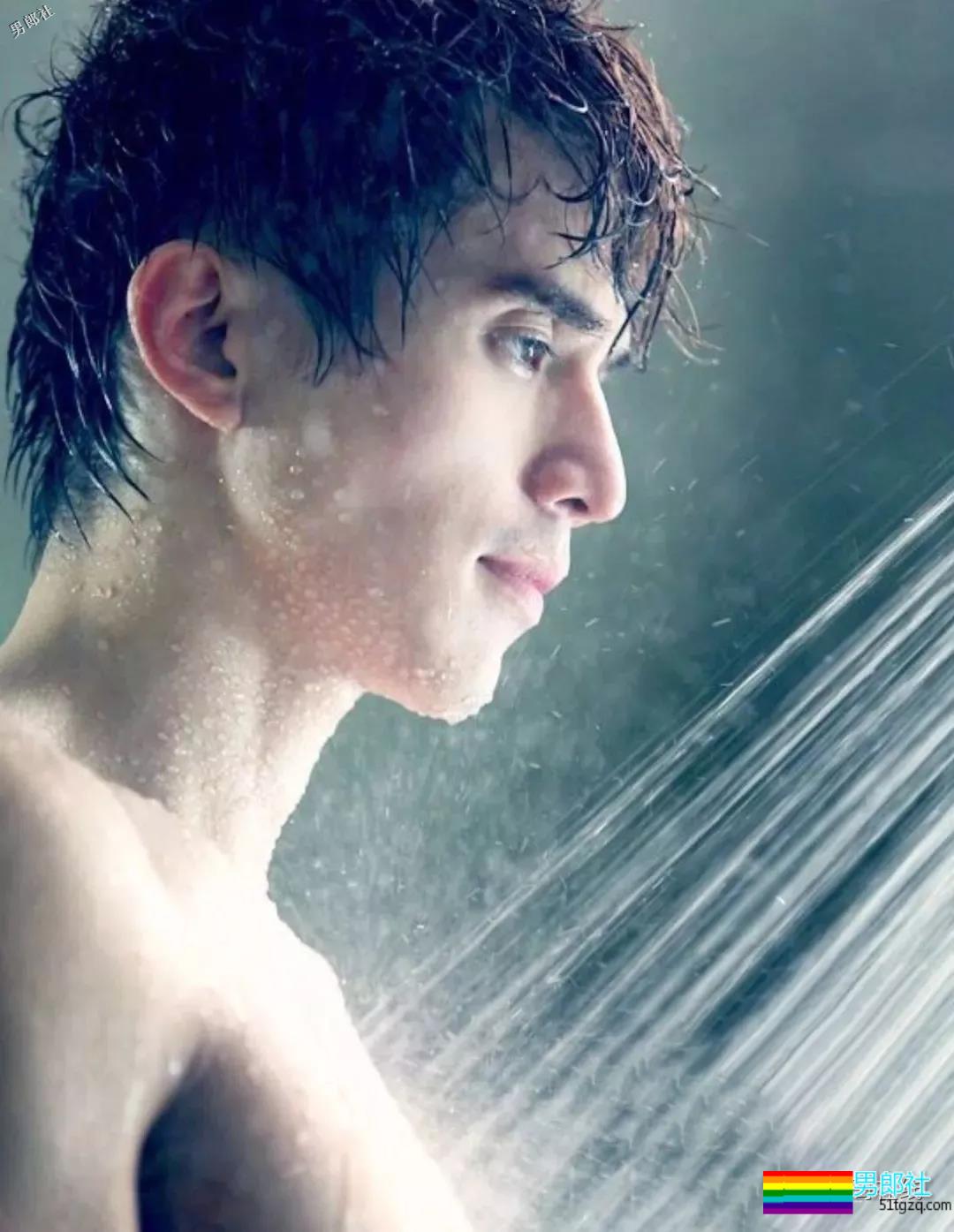 “冻龄男神”主动掀衣露腹肌人鱼线？他的洗澡戏才叫惊艳！ - 51虹马