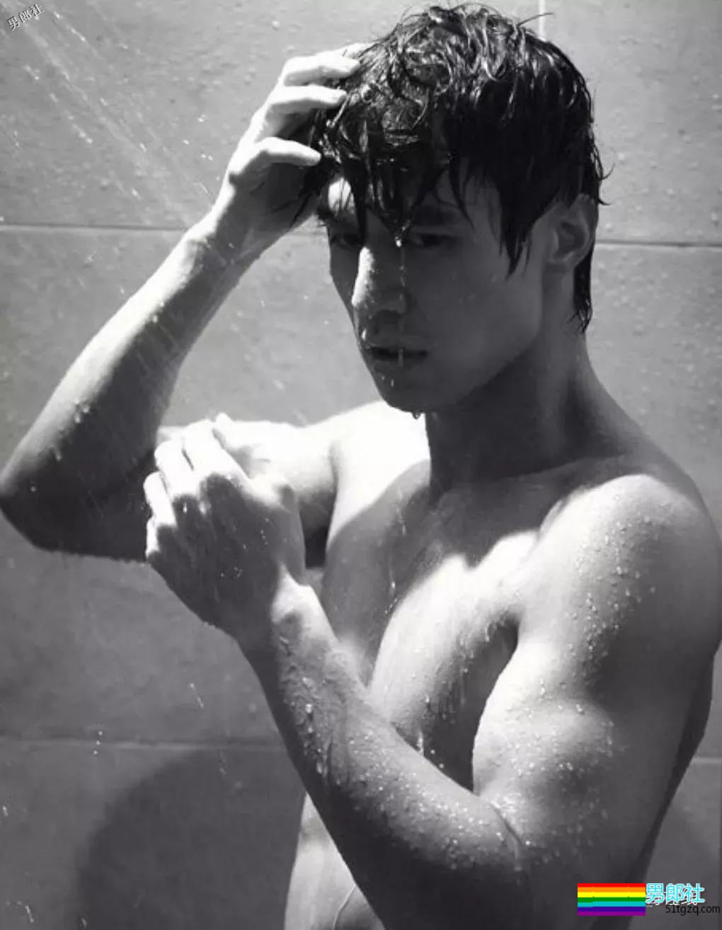 “冻龄男神”主动掀衣露腹肌人鱼线？他的洗澡戏才叫惊艳！ - 51虹马