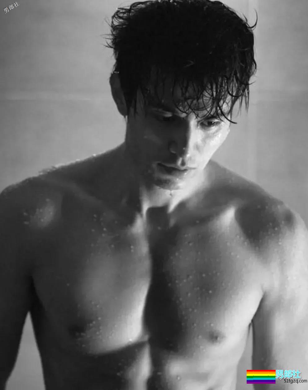 “冻龄男神”主动掀衣露腹肌人鱼线？他的洗澡戏才叫惊艳！ - 51虹马