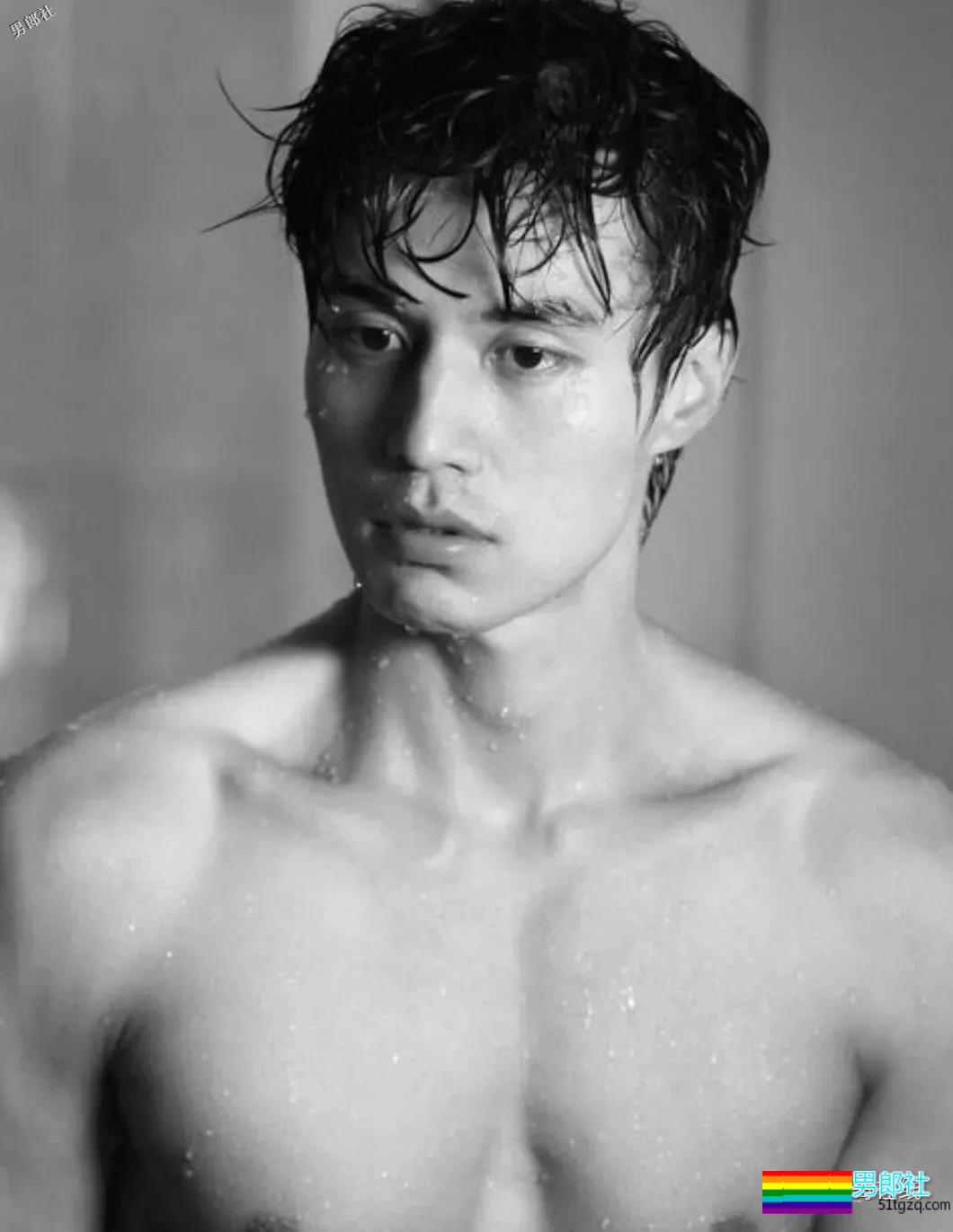 “冻龄男神”主动掀衣露腹肌人鱼线？他的洗澡戏才叫惊艳！ - 51虹马