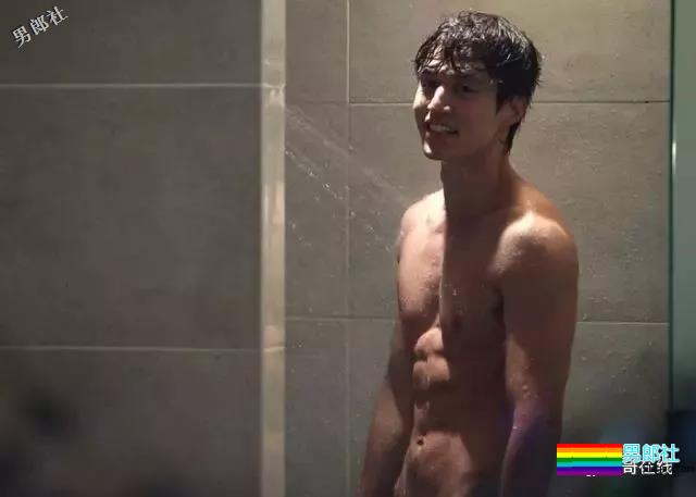 “冻龄男神”主动掀衣露腹肌人鱼线？他的洗澡戏才叫惊艳！ - 51虹马