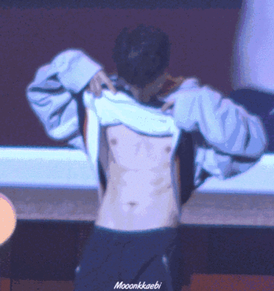 “冻龄男神”主动掀衣露腹肌人鱼线？他的洗澡戏才叫惊艳！ - 51虹马