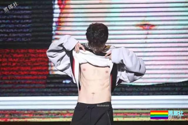 “冻龄男神”主动掀衣露腹肌人鱼线？他的洗澡戏才叫惊艳！ - 51虹马