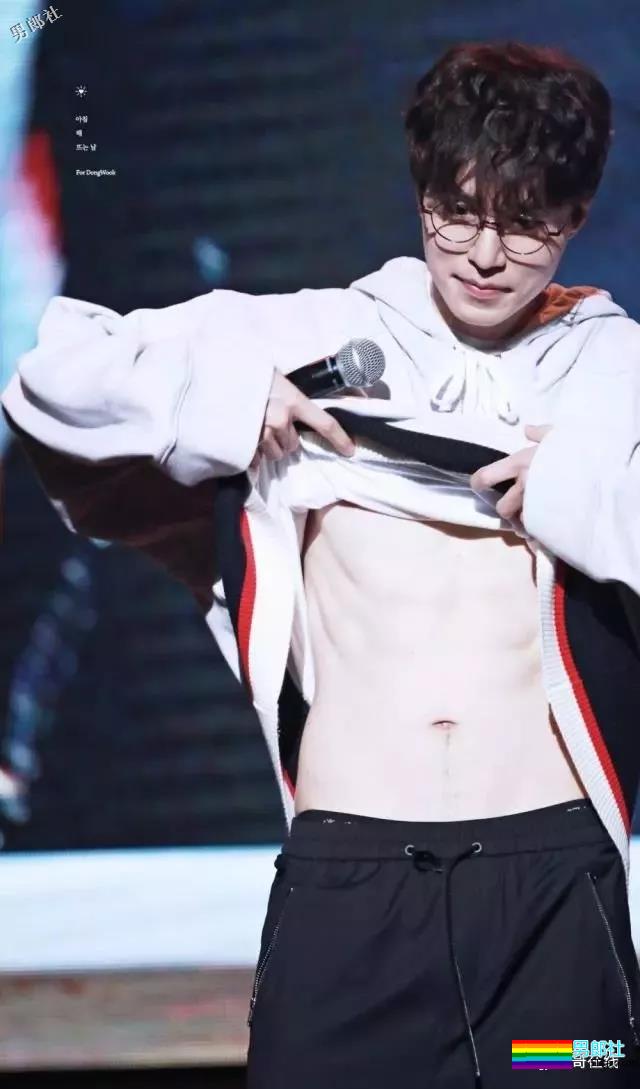 “冻龄男神”主动掀衣露腹肌人鱼线？他的洗澡戏才叫惊艳！ - 51虹马