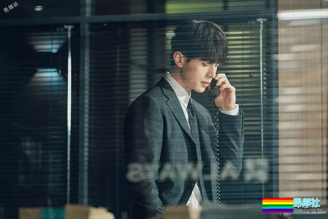 “冻龄男神”主动掀衣露腹肌人鱼线？他的洗澡戏才叫惊艳！ - 51虹马