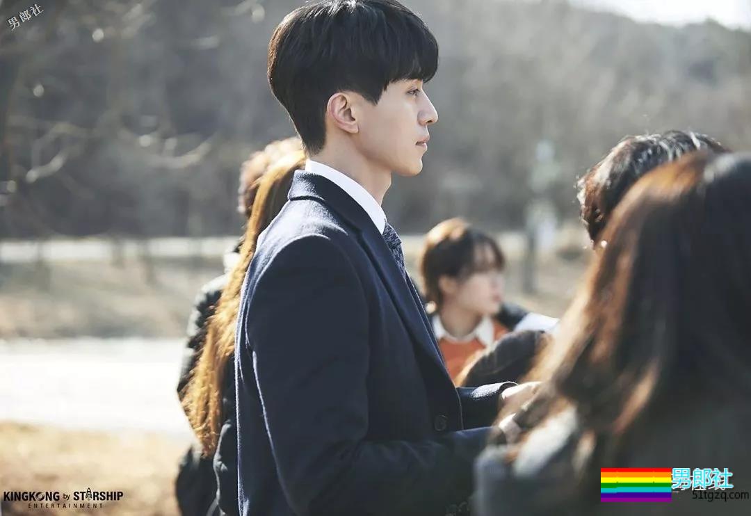 “冻龄男神”主动掀衣露腹肌人鱼线？他的洗澡戏才叫惊艳！ - 51虹马