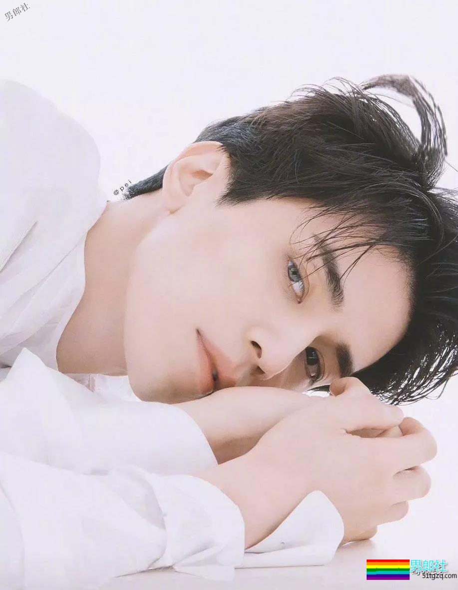 “冻龄男神”主动掀衣露腹肌人鱼线？他的洗澡戏才叫惊艳！ - 51虹马