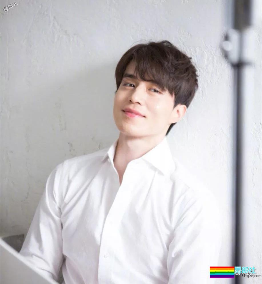 “冻龄男神”主动掀衣露腹肌人鱼线？他的洗澡戏才叫惊艳！ - 51虹马