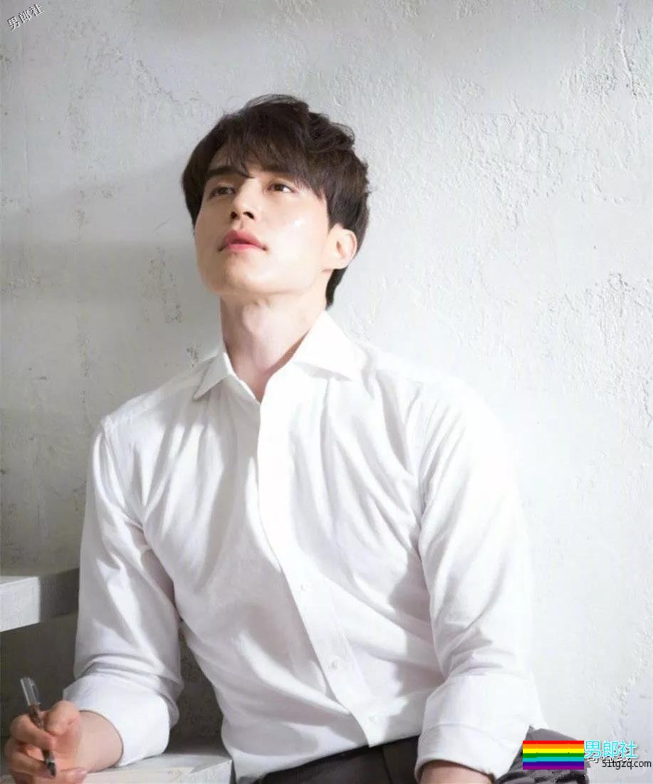 “冻龄男神”主动掀衣露腹肌人鱼线？他的洗澡戏才叫惊艳！ - 51虹马