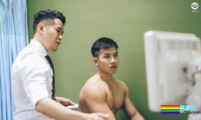 偶遇正装胡茬男医生，你要让他给你检查吗？ - 51虹马