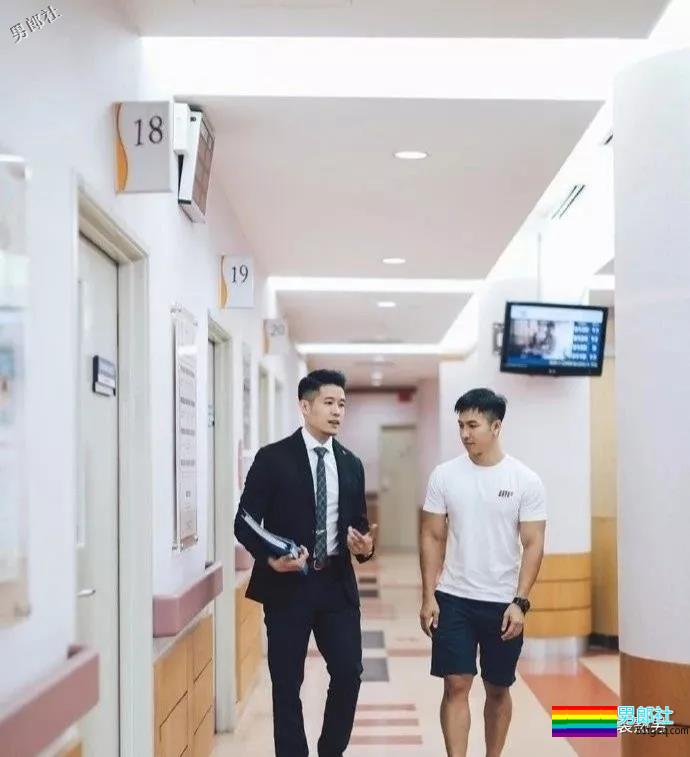 偶遇正装胡茬男医生，你要让他给你检查吗？ - 51虹马