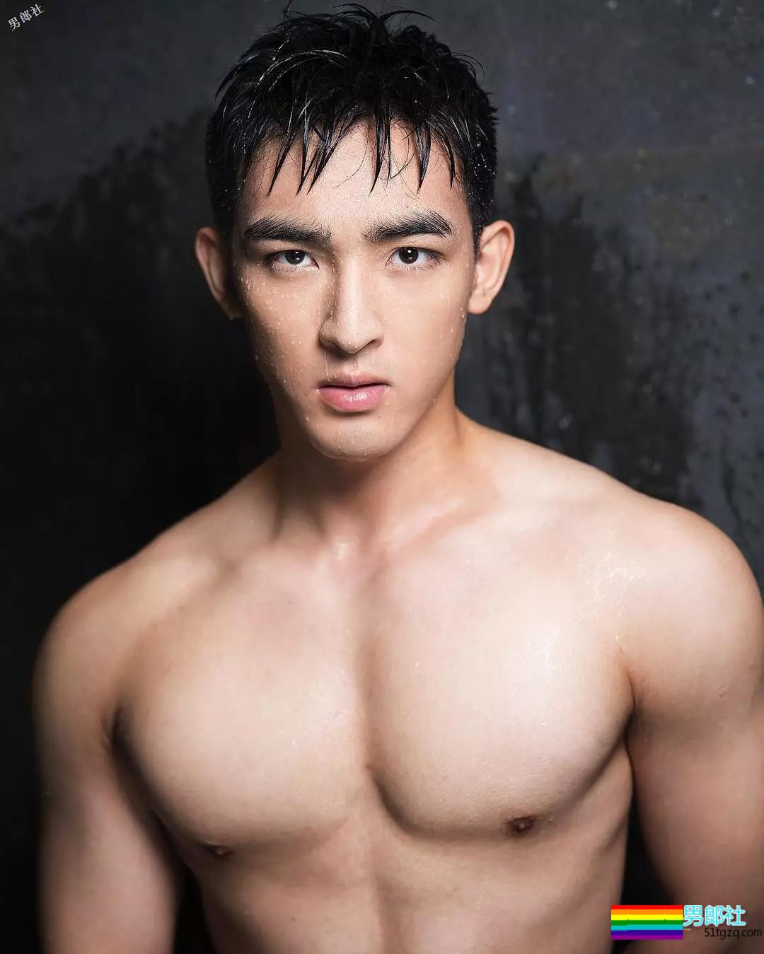 偶像组合成员完全放开自我，这腿也太开了！-51虹马