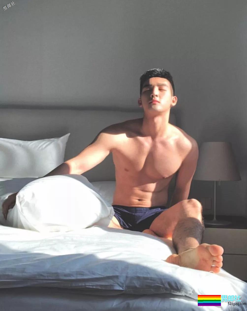 偶像组合成员完全放开自我，这腿也太开了！ - 51虹马