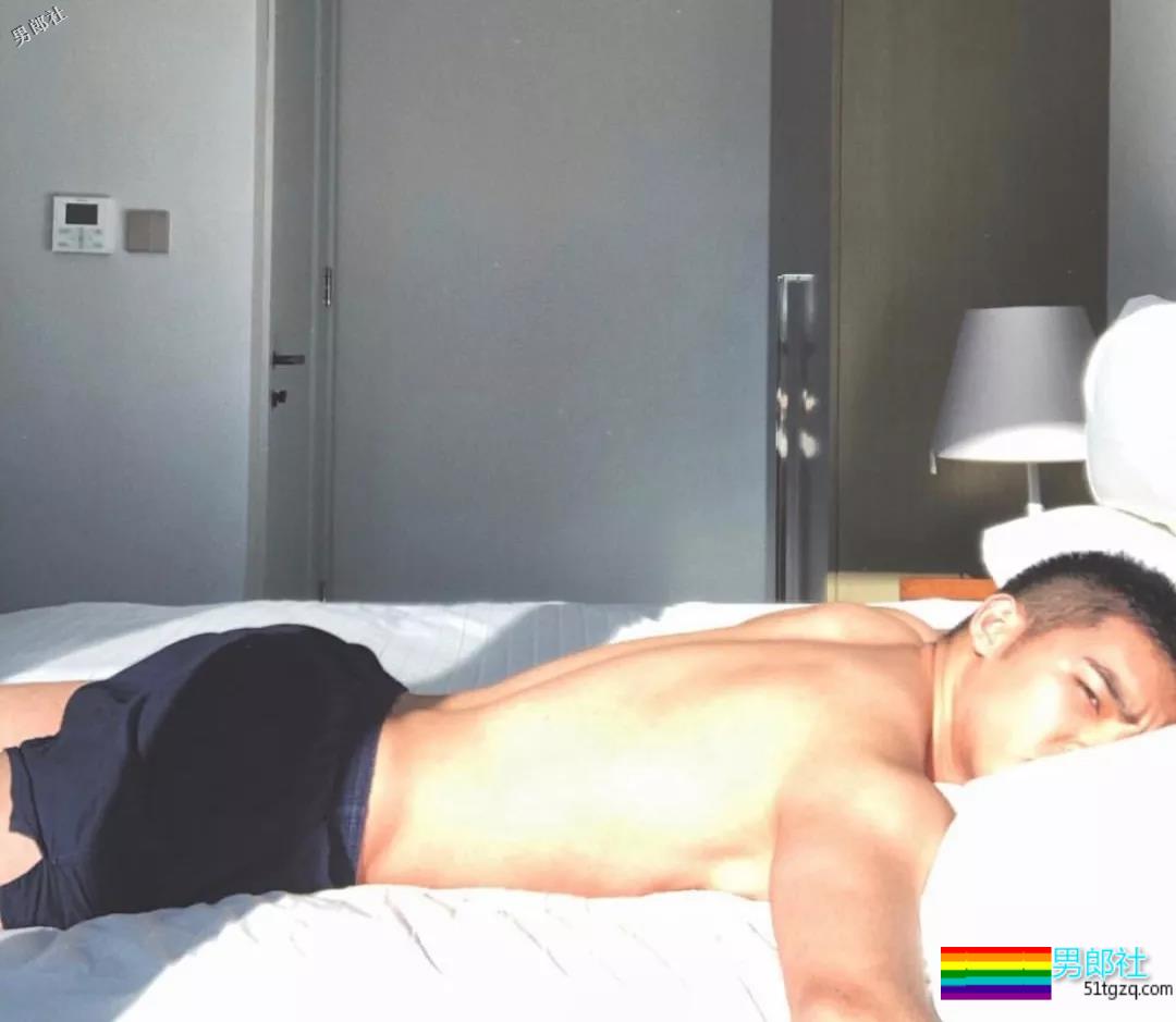 偶像组合成员完全放开自我，这腿也太开了！ - 51虹马