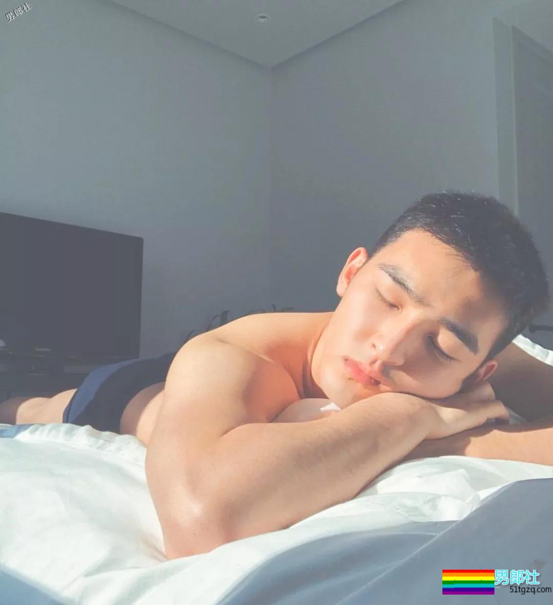 偶像组合成员完全放开自我，这腿也太开了！ - 51虹马