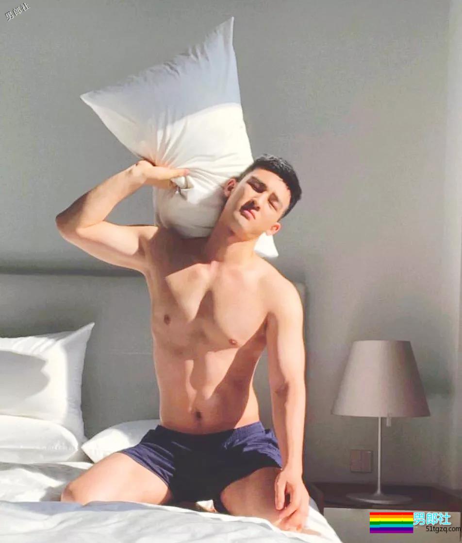 偶像组合成员完全放开自我，这腿也太开了！ - 51虹马