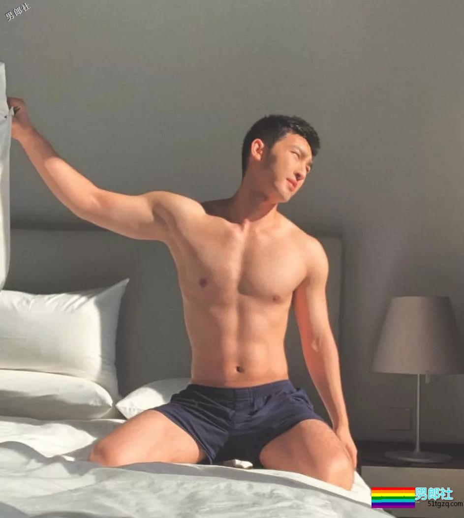 偶像组合成员完全放开自我，这腿也太开了！ - 51虹马