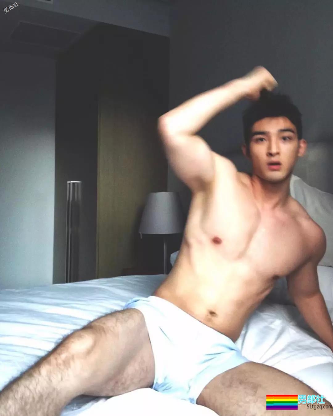 偶像组合成员完全放开自我，这腿也太开了！ - 51虹马