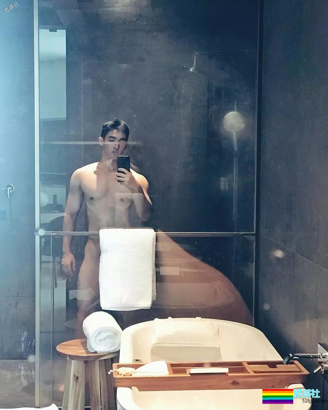 偶像组合成员完全放开自我，这腿也太开了！ - 51虹马