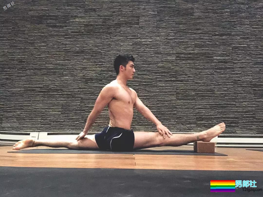 偶像组合成员完全放开自我，这腿也太开了！ - 51虹马