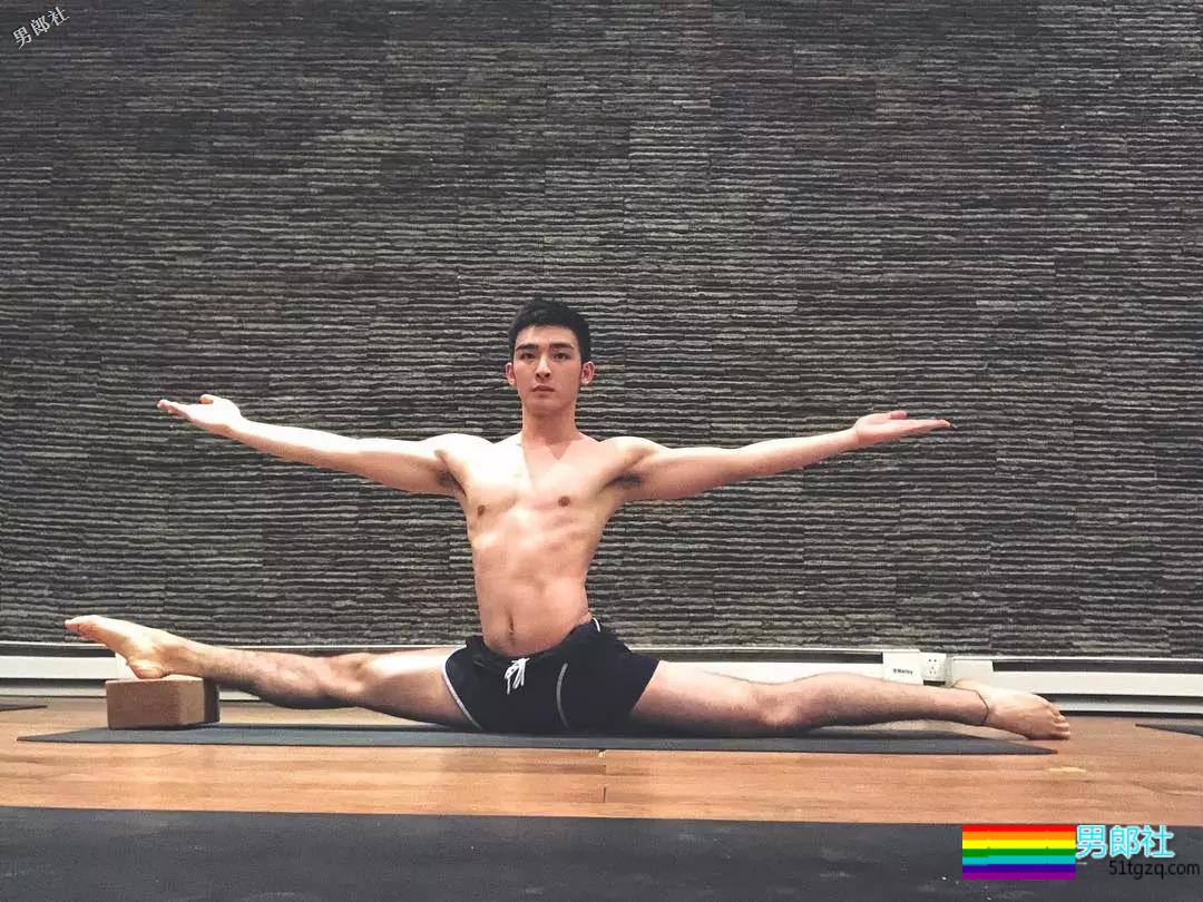 偶像组合成员完全放开自我，这腿也太开了！ - 51虹马