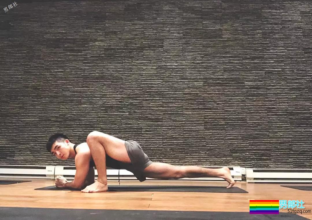 偶像组合成员完全放开自我，这腿也太开了！ - 51虹马