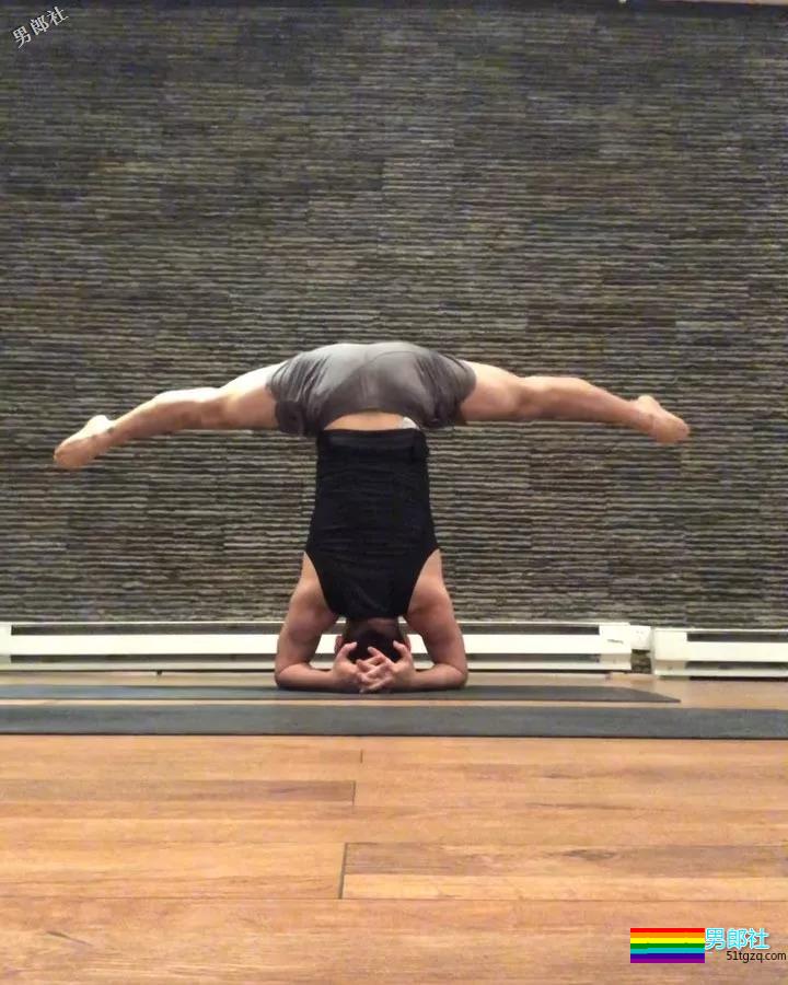 偶像组合成员完全放开自我，这腿也太开了！ - 51虹马