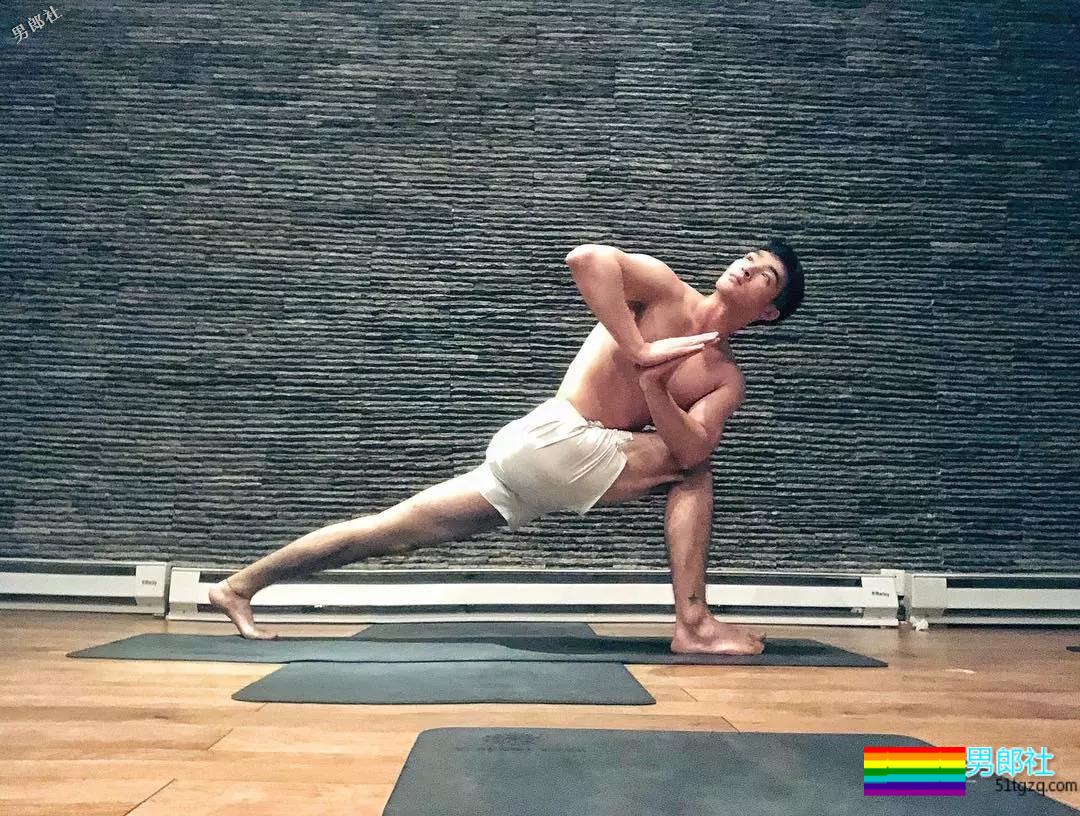 偶像组合成员完全放开自我，这腿也太开了！ - 51虹马