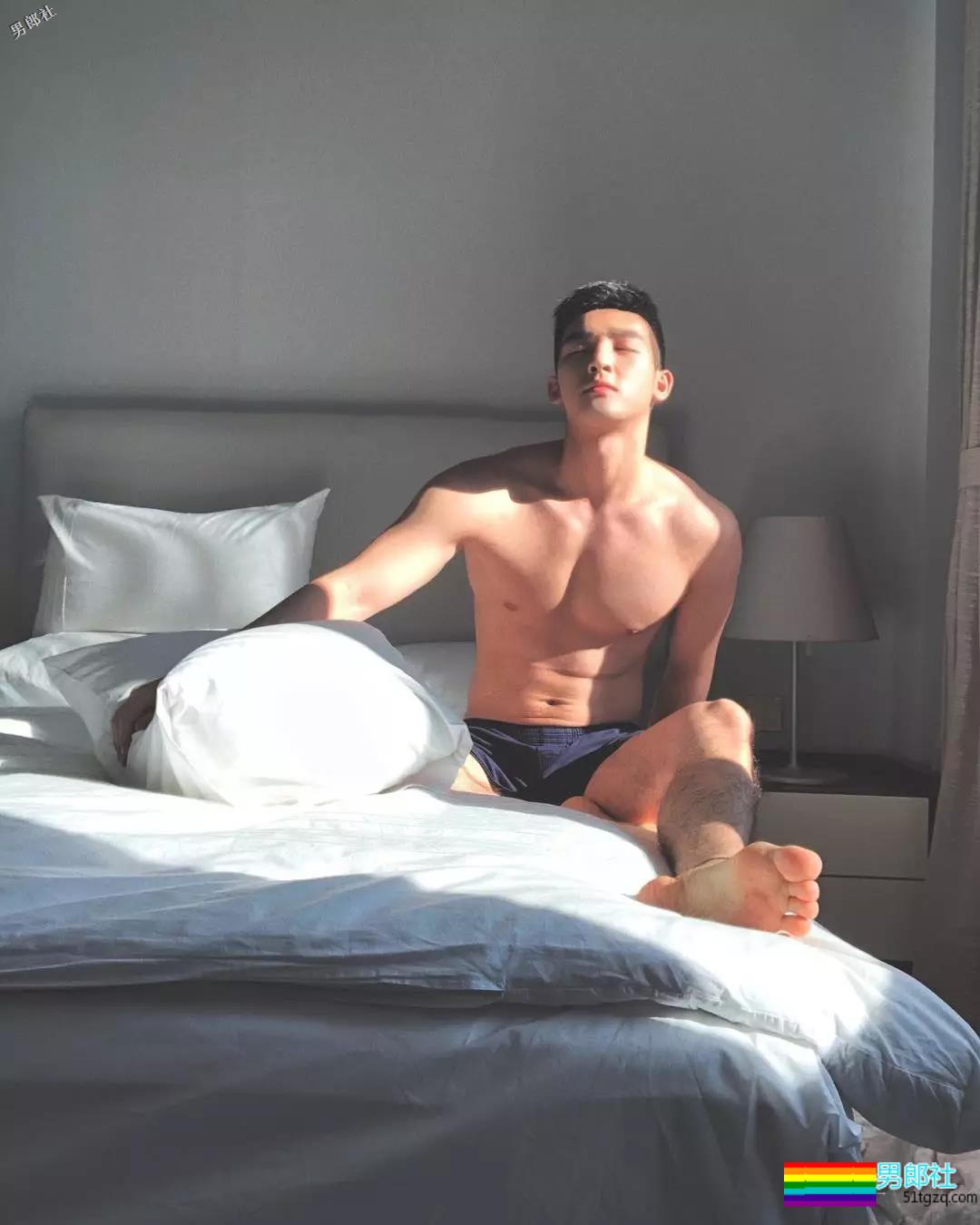 偶像组合成员完全放开自我，这腿也太开了！ - 51虹马