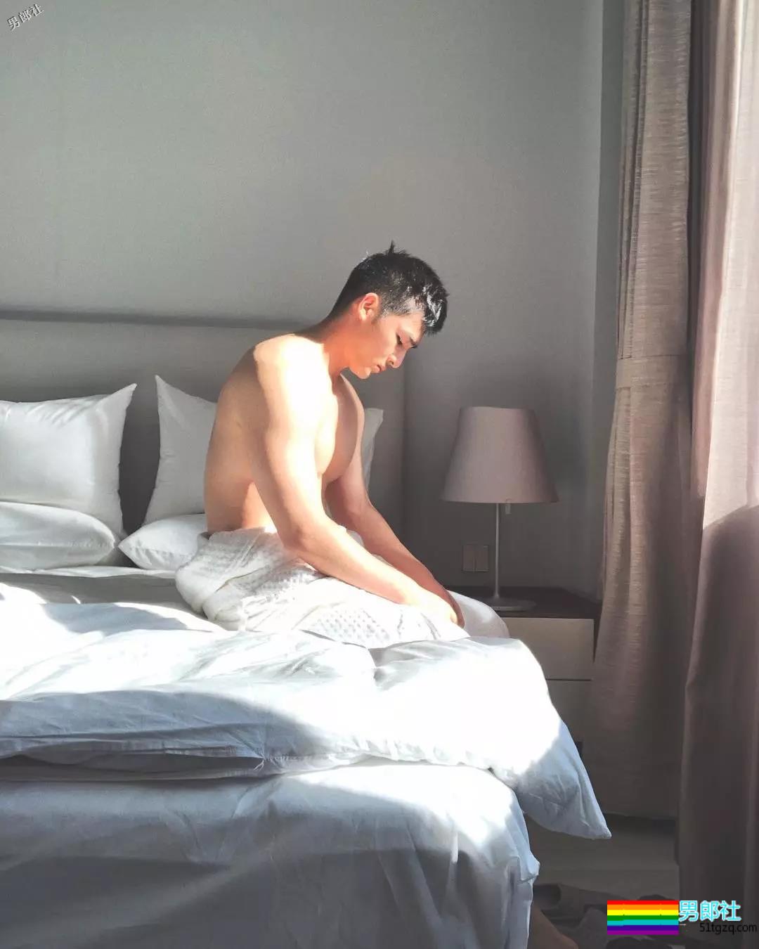 偶像组合成员完全放开自我，这腿也太开了！ - 51虹马