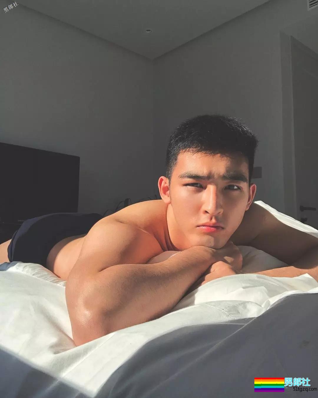 偶像组合成员完全放开自我，这腿也太开了！ - 51虹马