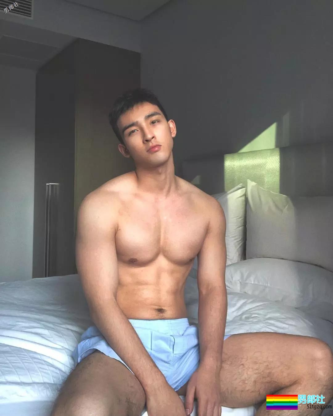 偶像组合成员完全放开自我，这腿也太开了！ - 51虹马