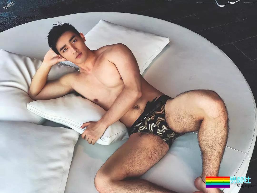 偶像组合成员完全放开自我，这腿也太开了！ - 51虹马