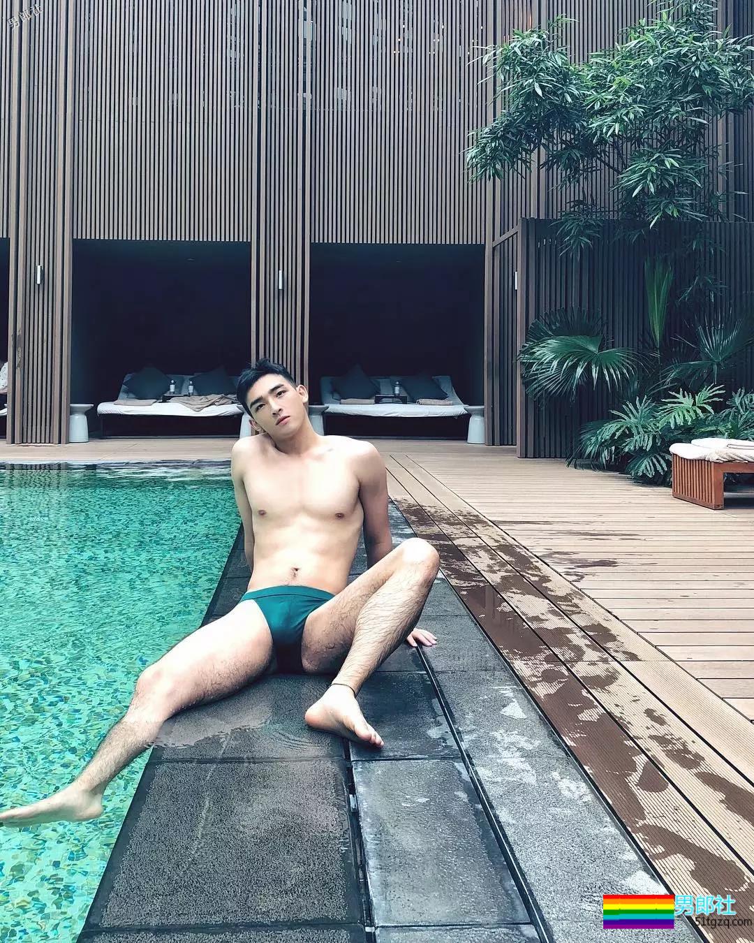 偶像组合成员完全放开自我，这腿也太开了！ - 51虹马