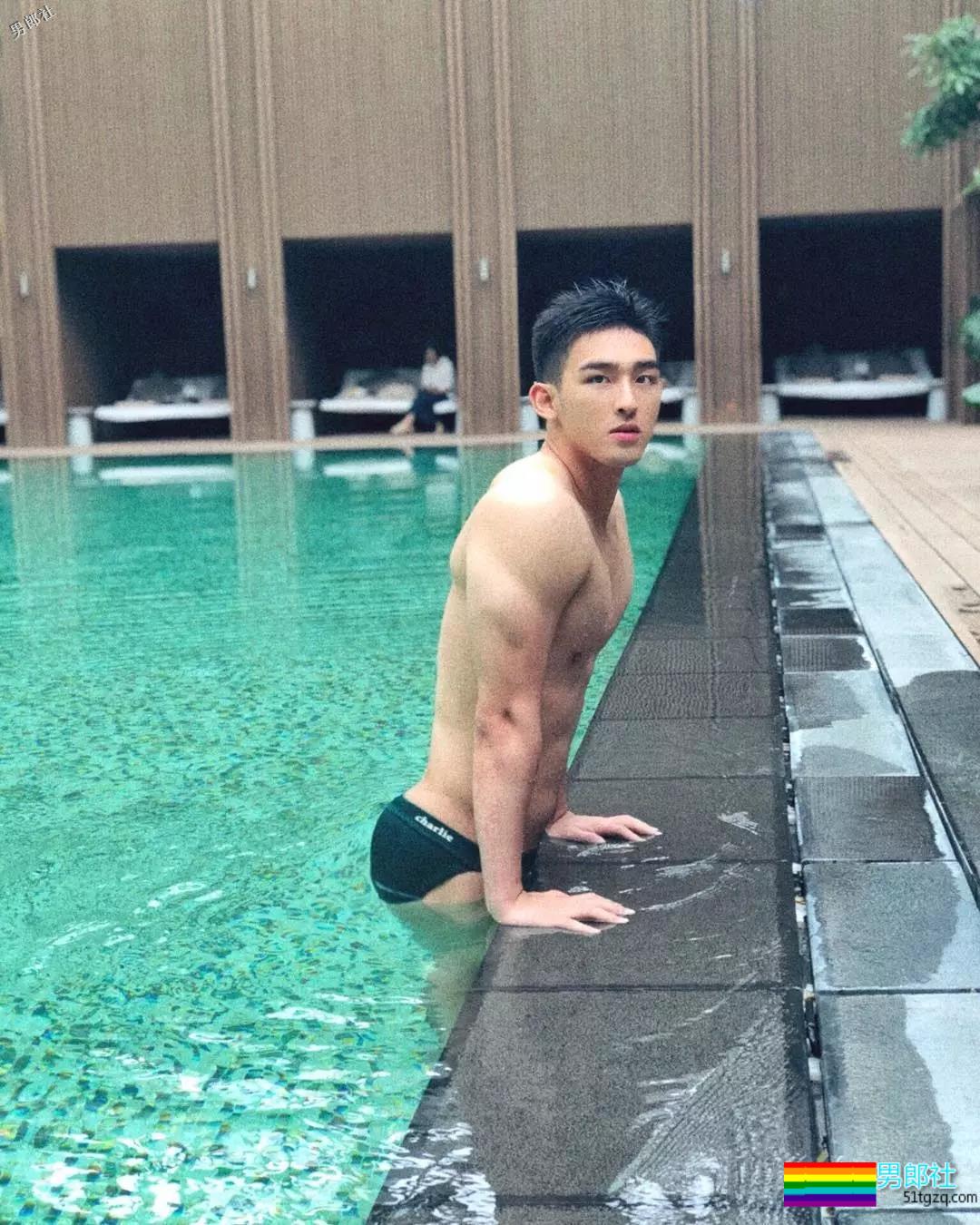 偶像组合成员完全放开自我，这腿也太开了！ - 51虹马