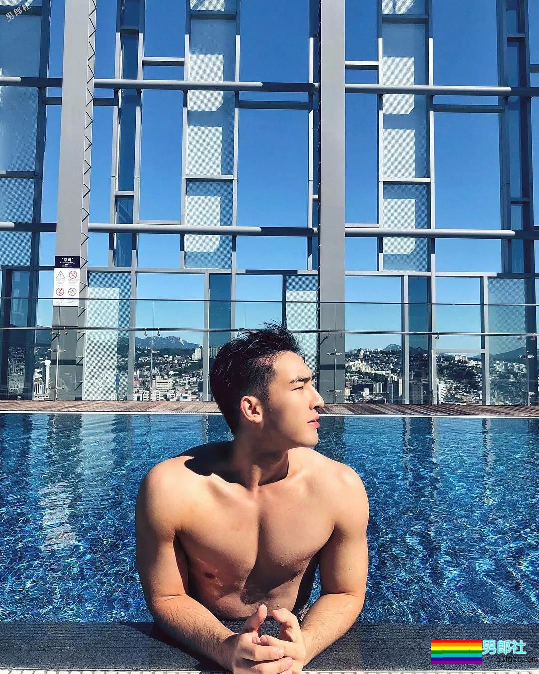 偶像组合成员完全放开自我，这腿也太开了！ - 51虹马