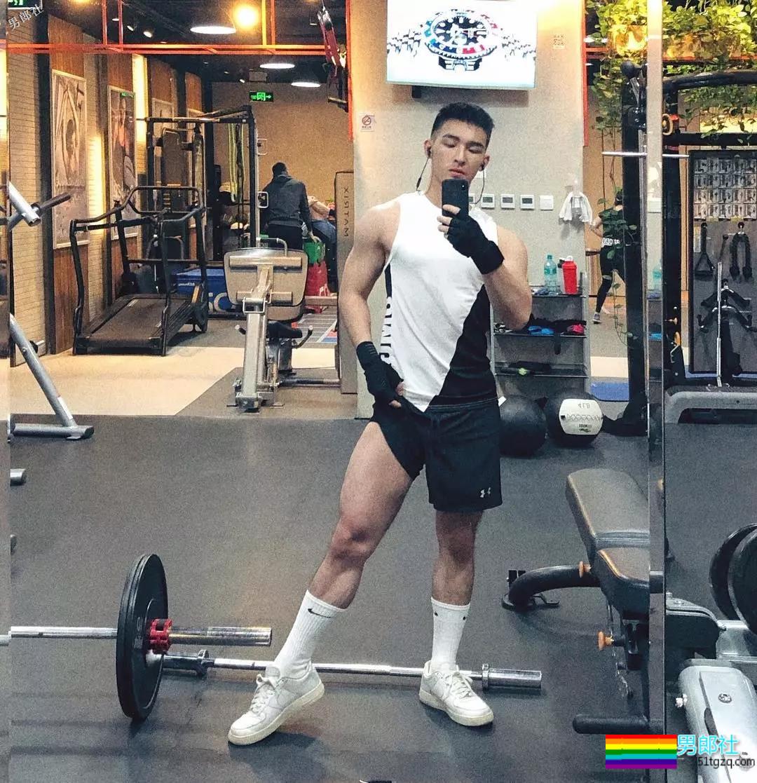 偶像组合成员完全放开自我，这腿也太开了！ - 51虹马