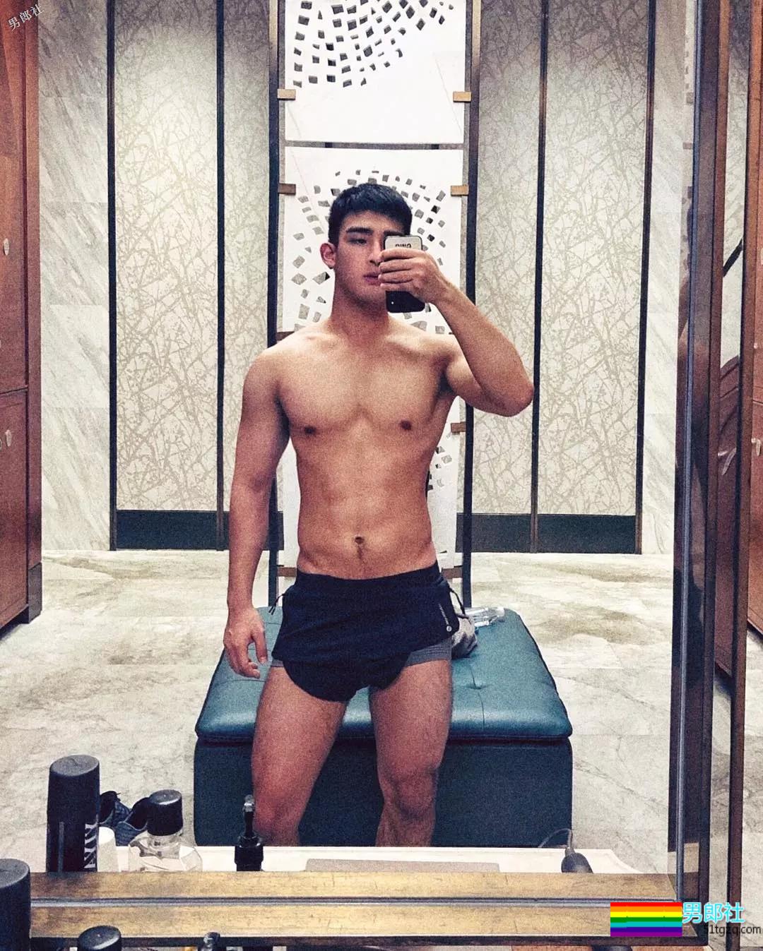 偶像组合成员完全放开自我，这腿也太开了！ - 51虹马