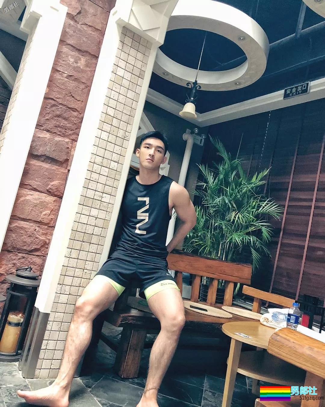 偶像组合成员完全放开自我，这腿也太开了！ - 51虹马