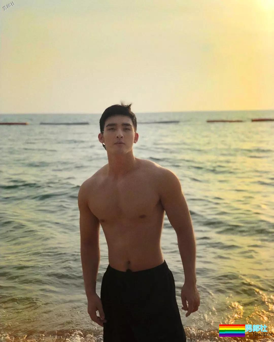 偶像组合成员完全放开自我，这腿也太开了！ - 51虹马