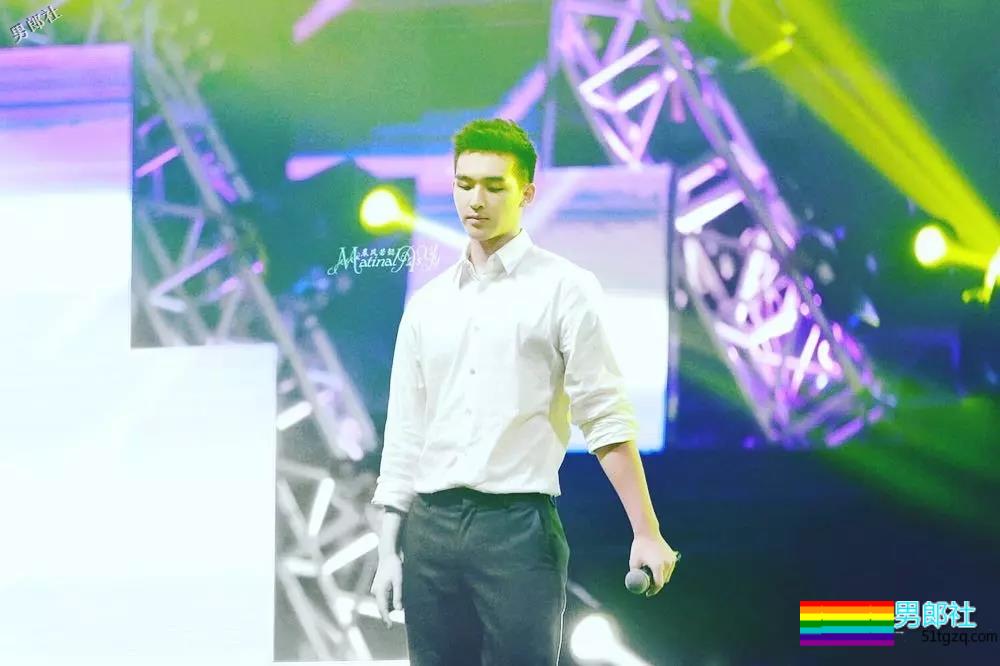 偶像组合成员完全放开自我，这腿也太开了！ - 51虹马