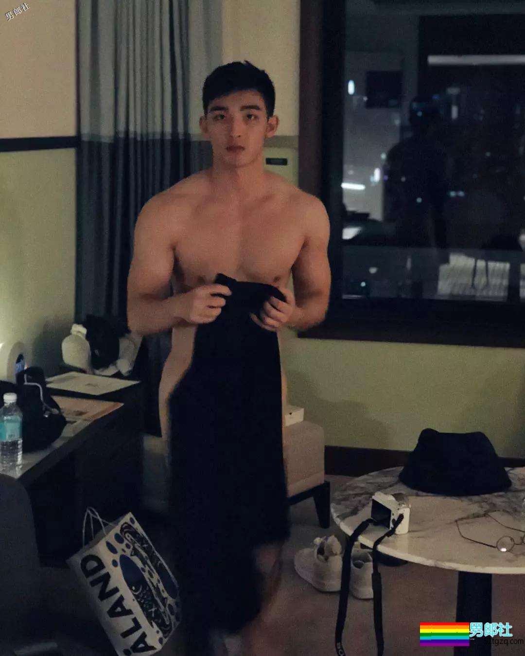 偶像组合成员完全放开自我，这腿也太开了！ - 51虹马