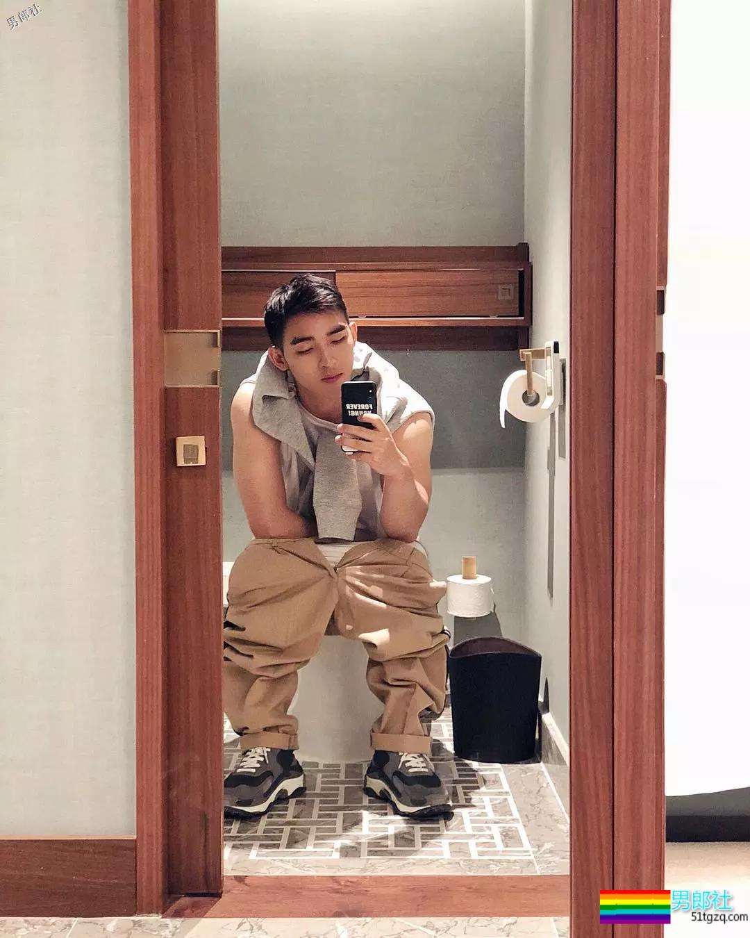 偶像组合成员完全放开自我，这腿也太开了！ - 51虹马