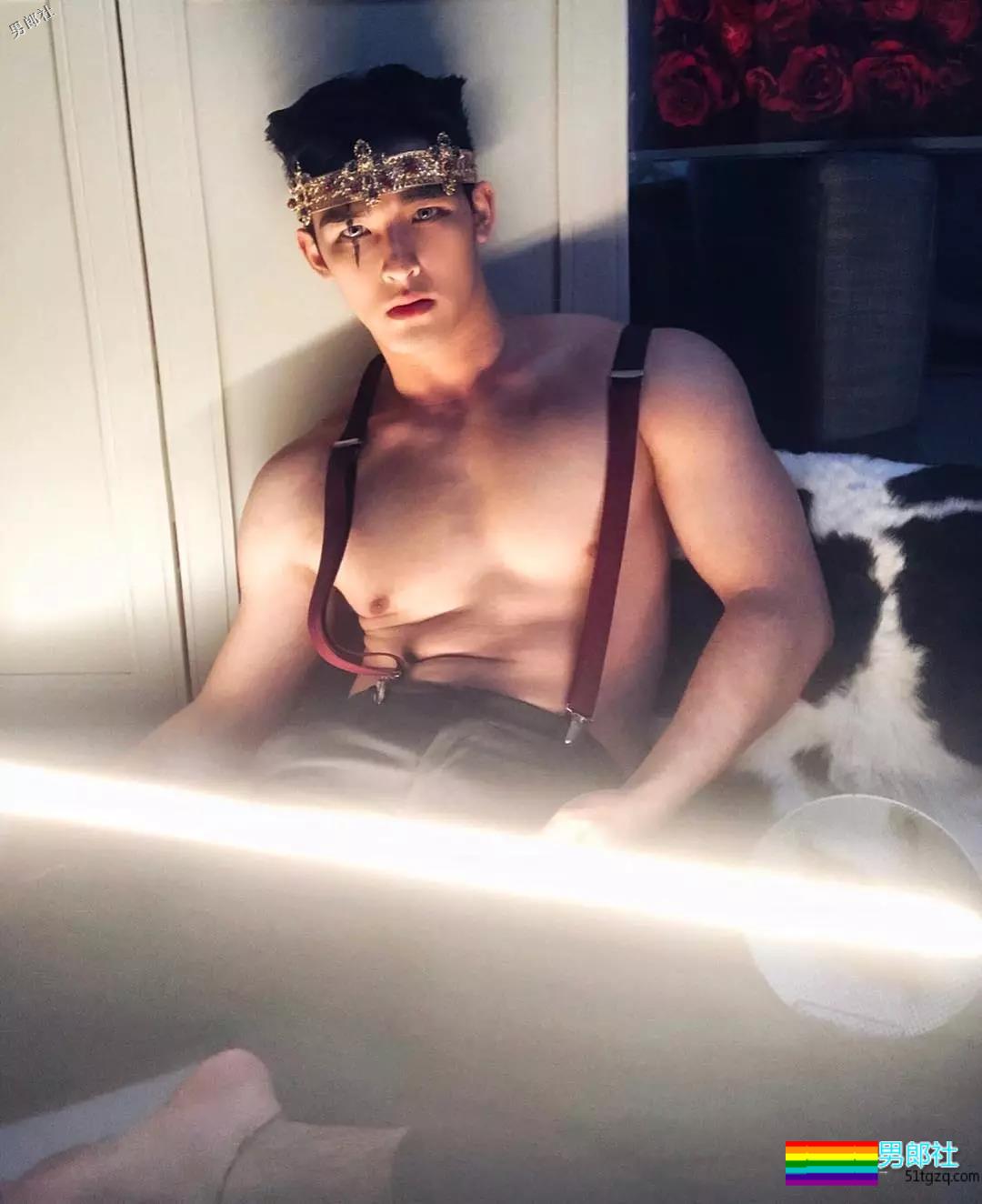 偶像组合成员完全放开自我，这腿也太开了！ - 51虹马