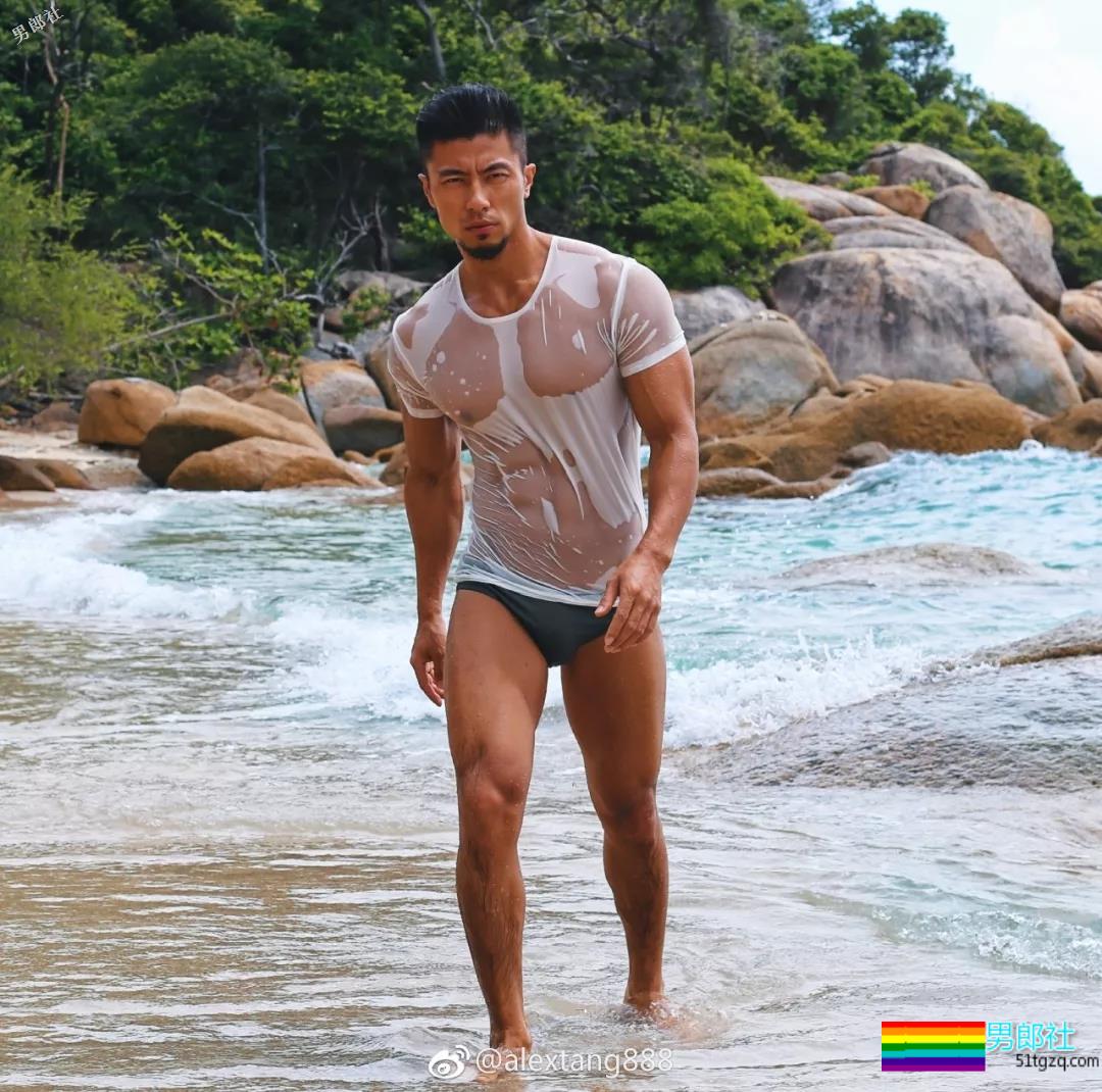 肌肉男穿泳裤力证自己有“大包”！-51虹马